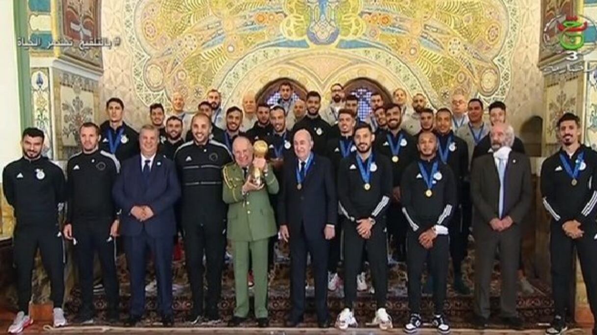 L’équipe algérienne reçue par Abdelmadjid Tebboune et Said Chengriha, lundi 20 décembre 2021.