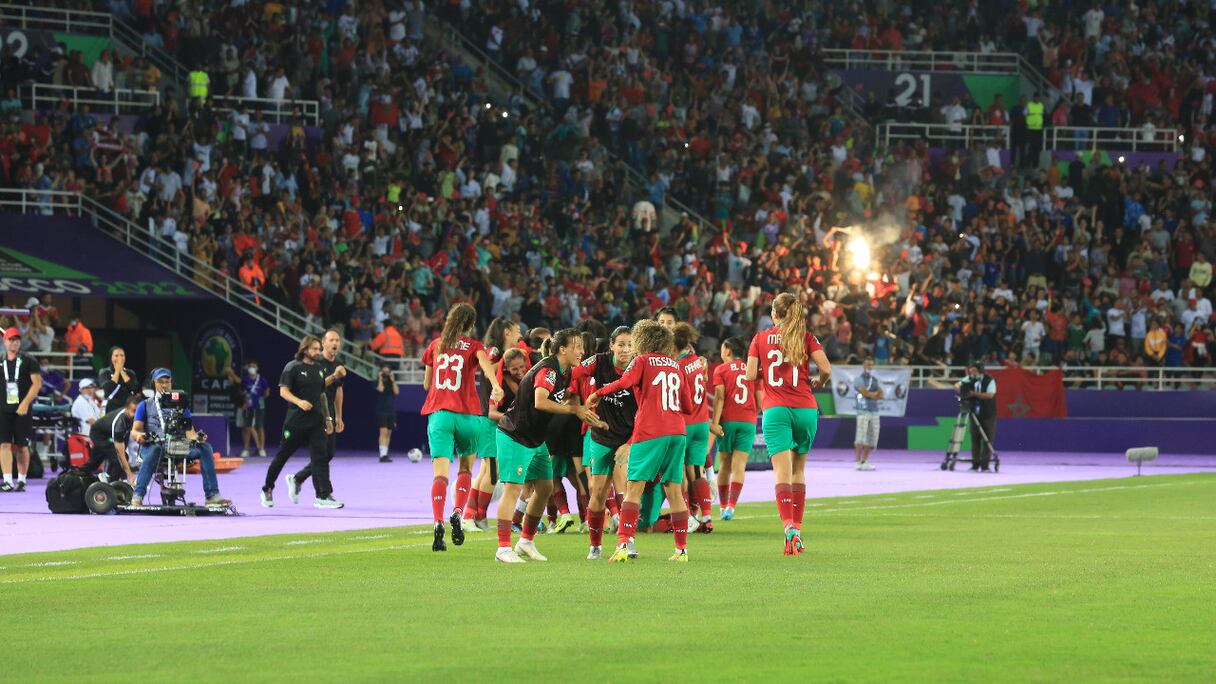Les Lionnes de l'Atlas célèbrent le but de Sanaa Mssoudy face au Botswana.