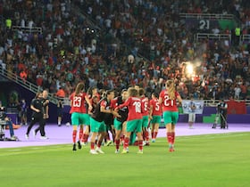 Les Lionnes de l'Atlas célèbrent le but de Sanaa Mssoudy face au Botswana.