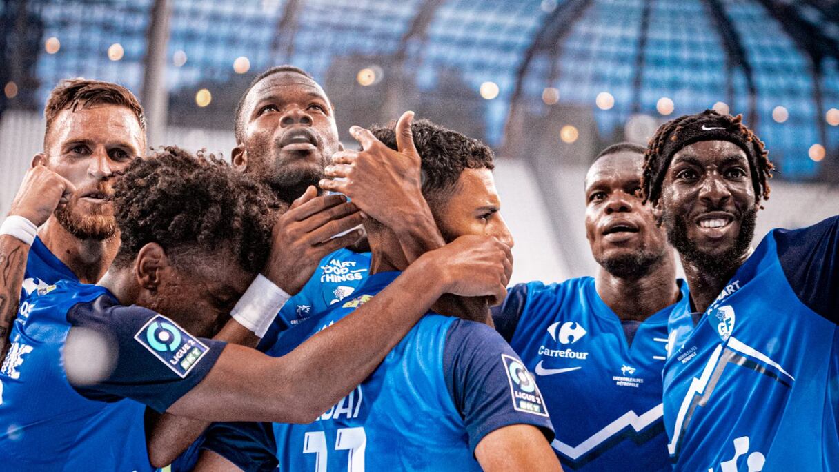 Sbaï et Tourraine célébrant une victoire avec Grenoble Foot