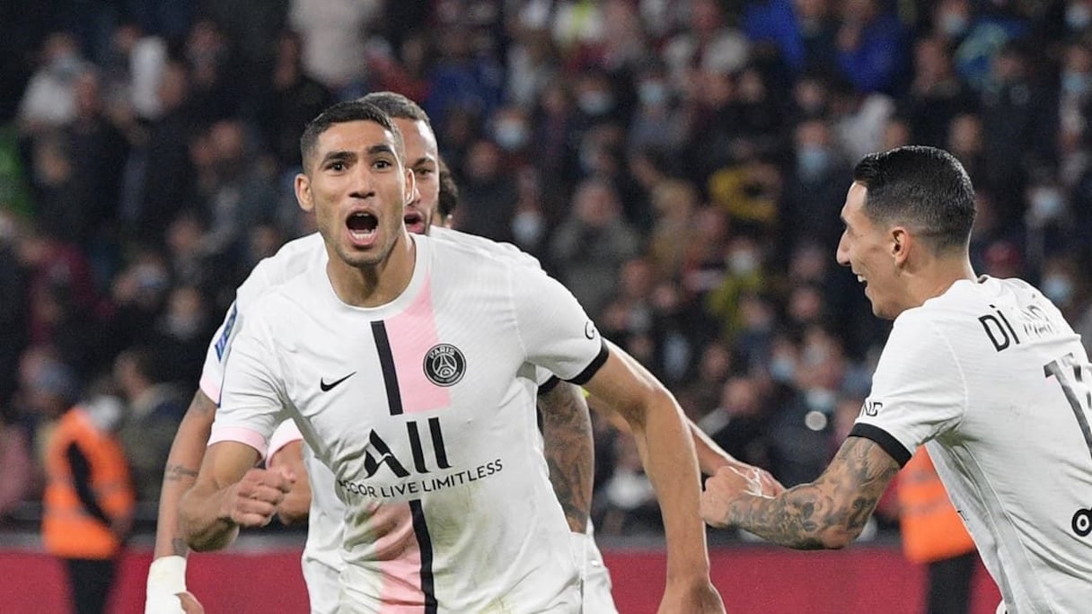 Achraf Hakimi célèbre un but contre Metz, le 22 septembre 2021, entouré de Neymar et d'Angel Di Maria.