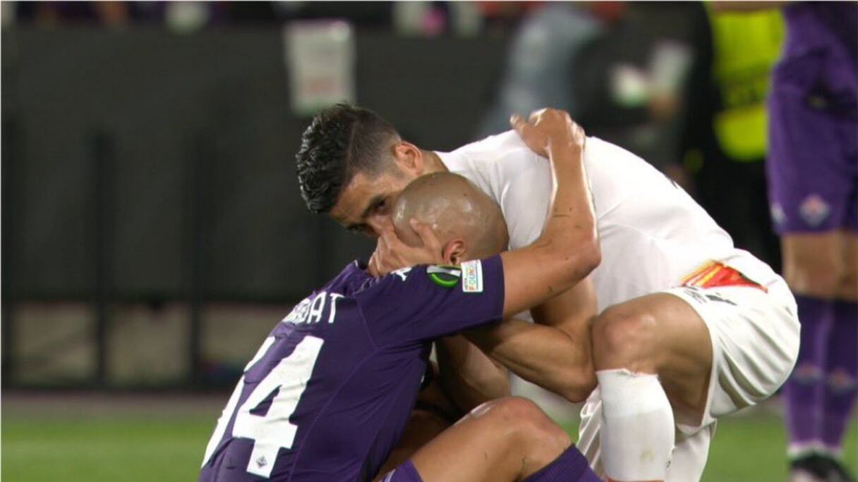 Nayef Aguerd réconforte Sofyan Amrabat, après la défaite deux buts à un de la Fiorentina face à West Ham, en finale d'Europa Conference League, ce mercredi 7 juin, à Prague.