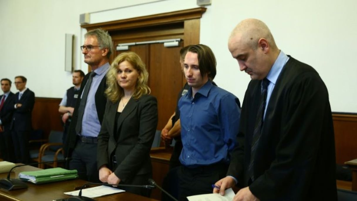 Le Germano-russe Serguei W., auteur de l'attaque du bus de Dortmund, entourré par ses avocats avant son procès au tribunal de la ville, le 21 décembre 2017
© POOL/AFP WOLFGANG RATTAY