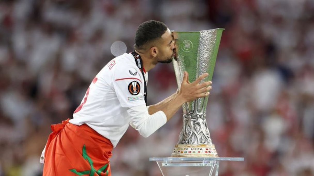 Youssef-Enesyri embrassant le trophée de la Ligue Europa