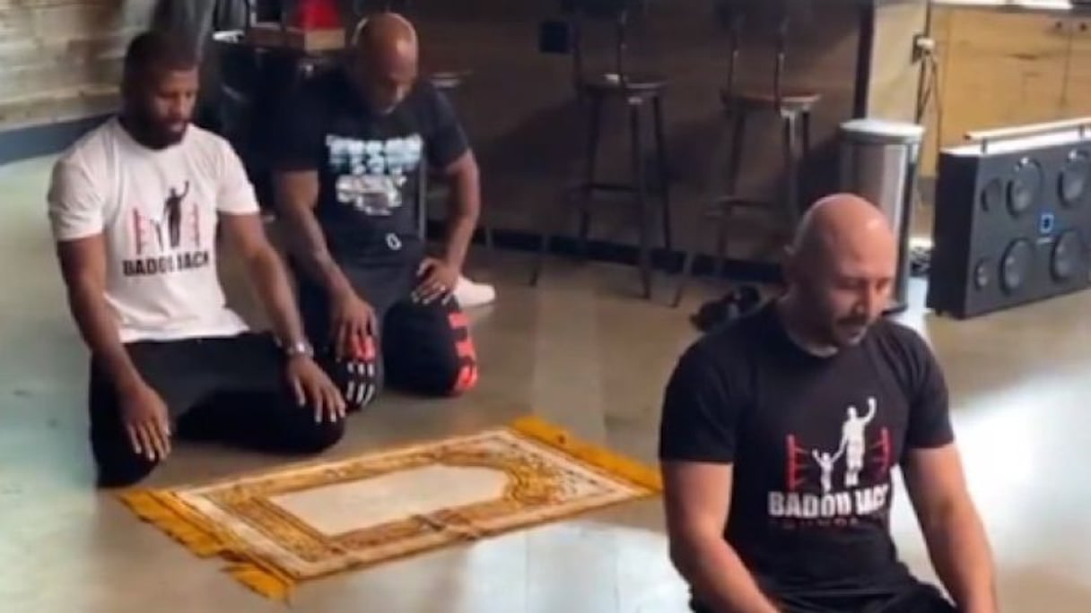 Amer Abdallah, Mike Tyson et Badou Jack, accomplissant la prière dans un resto.