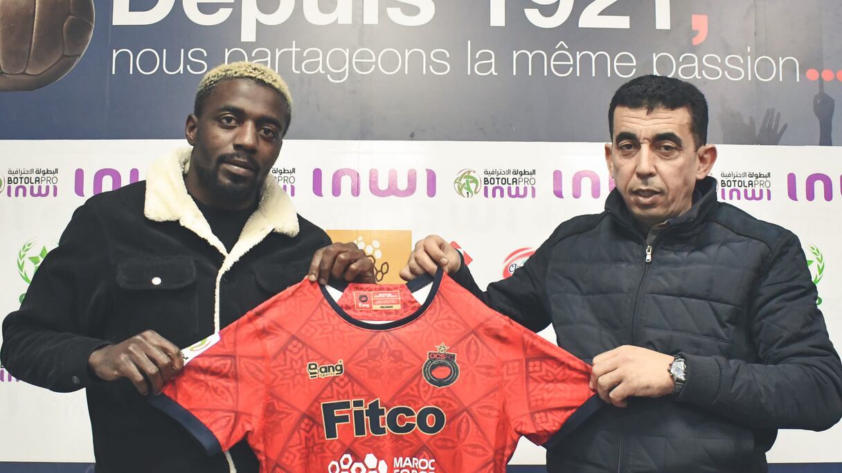 L'attaquant gabonais Axel Méyé en compagnie de Mohamed El Haidaoui, président de l'OCS