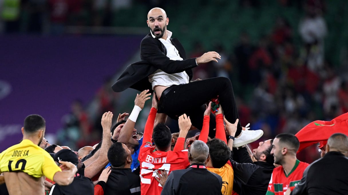 Walid Regragui porté en héros par ses protégés, ce samedi 10 décembre, après la victoire contre le Portugal (1-0).