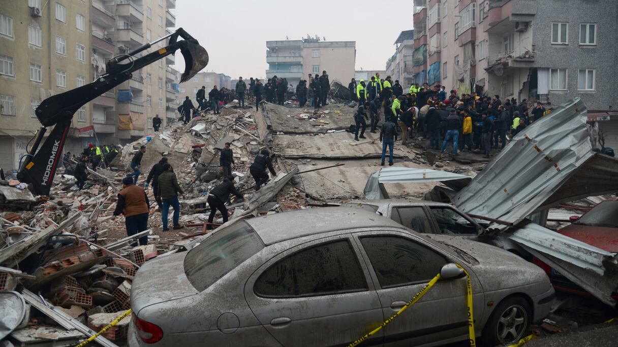 Les secours tentent de trouver des survivants dans les décombres des immeubles après le séisme qui a frappé le sud de la Turquie et le nord de la Syrie, à Diyarbakir (Turquie), le 6 février 2023.