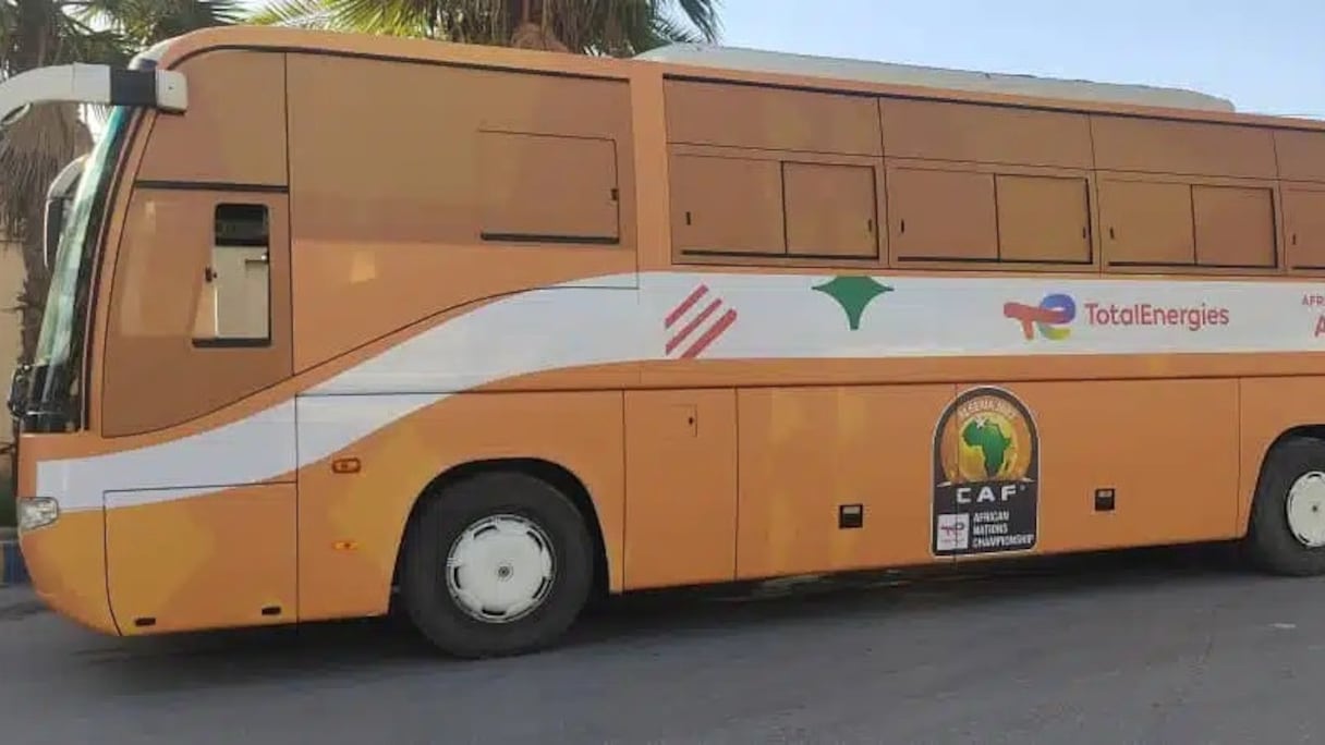 Un des bus réservés aux délégations des équipes participant au Championnat d’Afrique des Nations (CHAN).