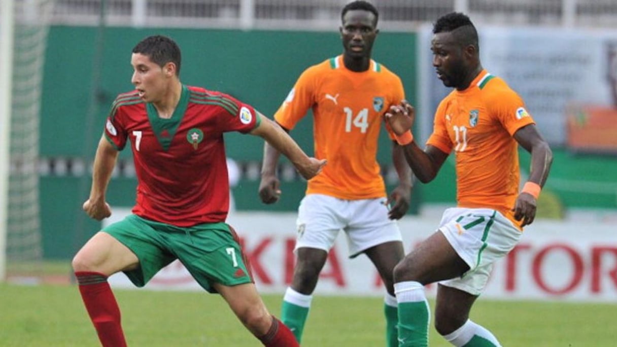 Abdelaziz Barrada aux prises avec deux joueurs ivoiriens lors du match Maroc-Côte d'Ivoire, le 9 octobre 2015 à Agadir.