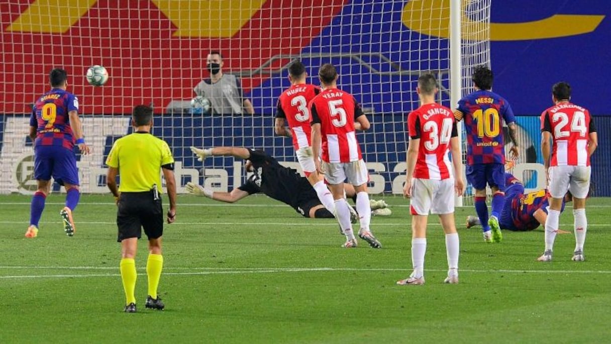 Le milieu croate de Barcelone, Ivan Rakitic (d, à terre), marque le but de la victoire face à l'Athletic Bilbao, au Camp Nou, le 23 juin 2020.