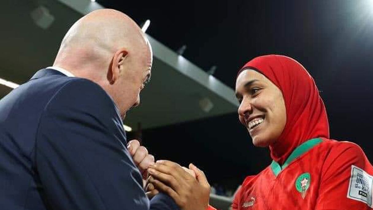 Nouhaila Benzina et Gianni Infantino.