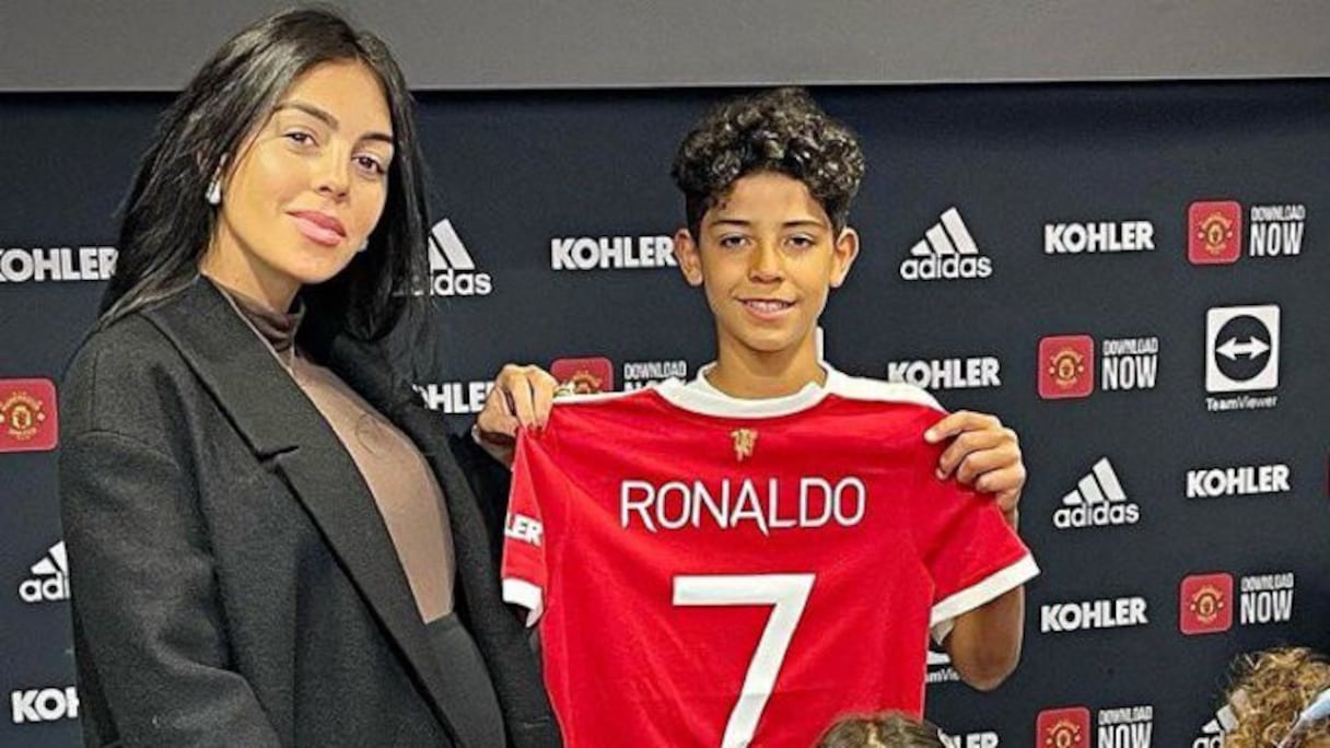 Cristiano Ronaldo Jr au moment de sa signature à Manchester United, aux côtés de Georgina Rodriguez.
