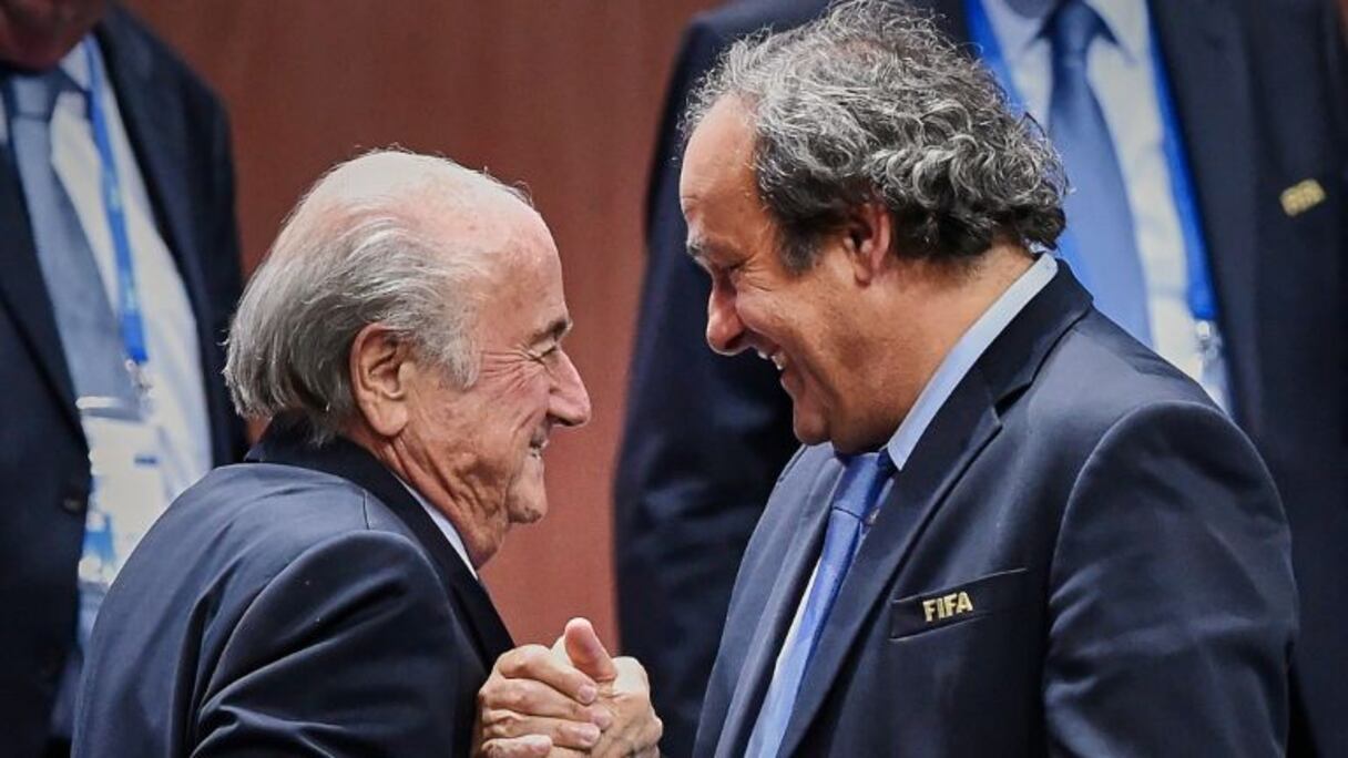 Poignée de mains entre Sepp Blatter et Michel Platini, le 2 juin 2015 à Zurich.