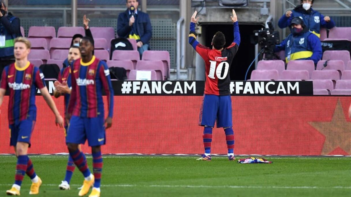 Messi célèbre son but contre Osasuna avec un maillot de Maradona.