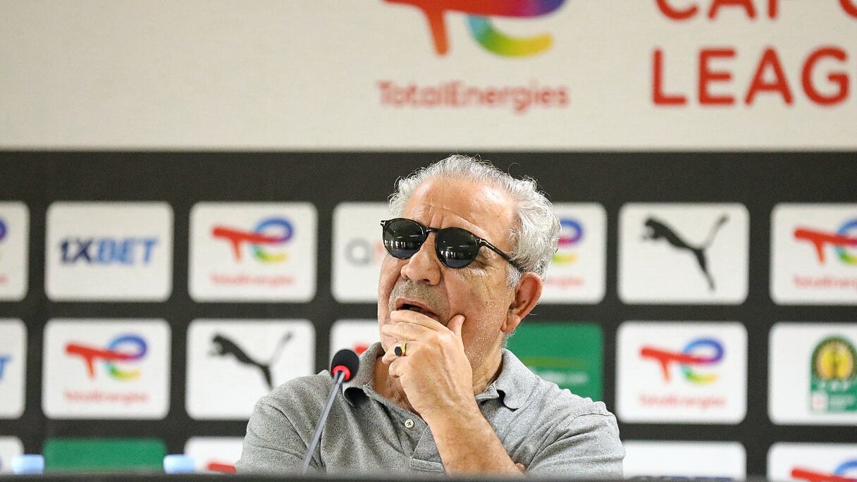 Faouzi Benzarti en conférence de presse ce lundi 18 décembre avant le match Simba SC-Wydad
