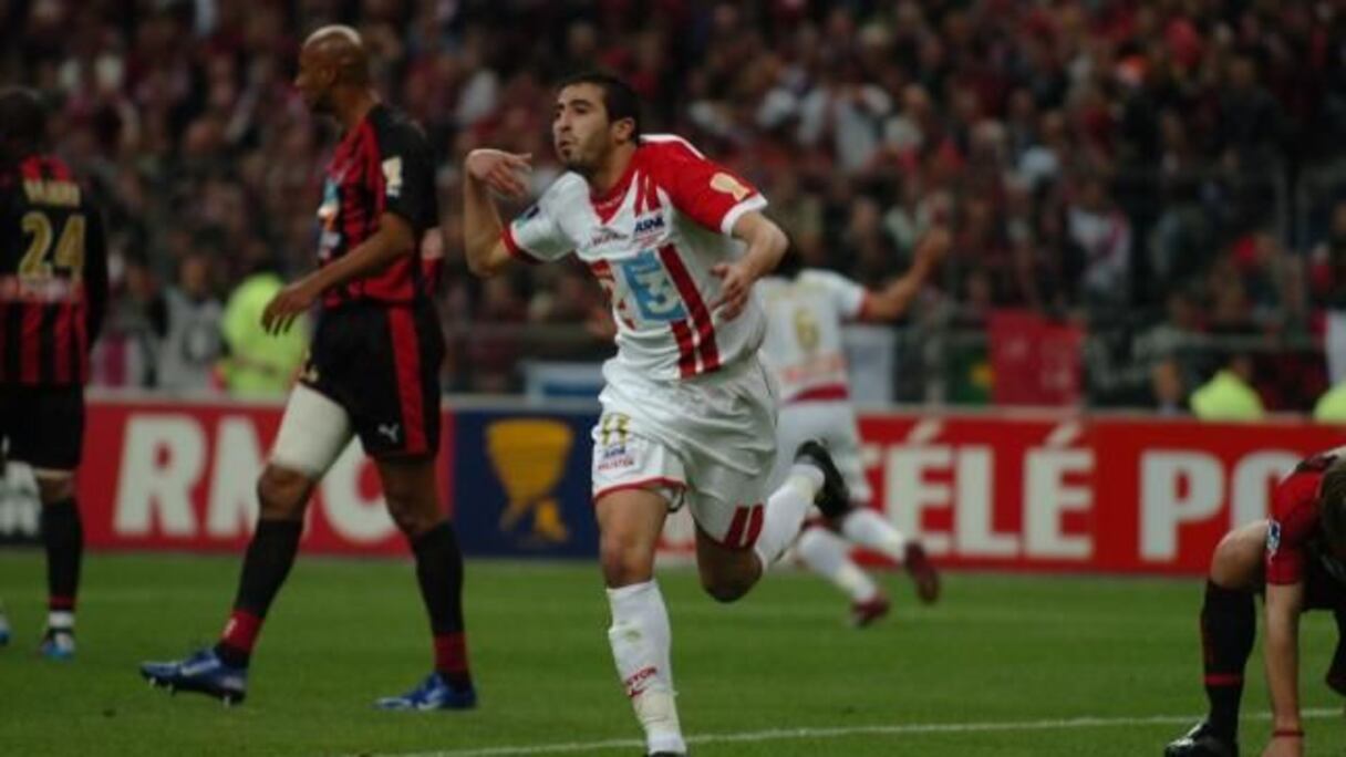 Monsef Zerka célébrant son but contre Nice en finale de coupe de la Ligue en 2006.