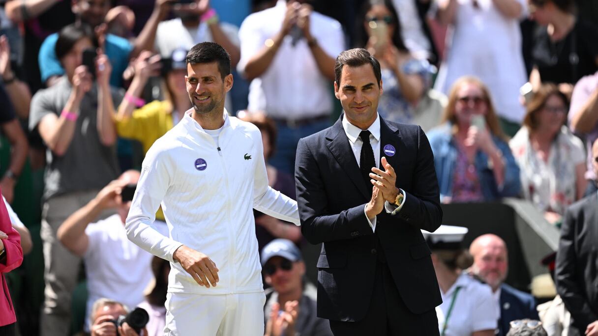 Roger Federer à à Wimbledon aux côtés de Novak Djokovic, dimanche 3 juillet 2022.
