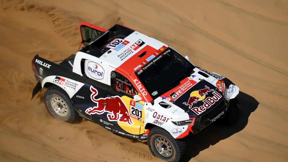 Nasser Al-Attiyah et son co-pilote Mathieu Baumel à bord de leur Toyota.