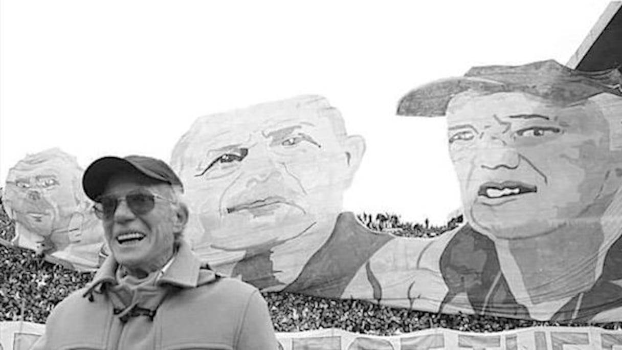 Le public du Raja avait préparé un "Tifo" à l'honneur des mythiques entraîneurs du club, avec en tête de liste, Oscar Fulloné.