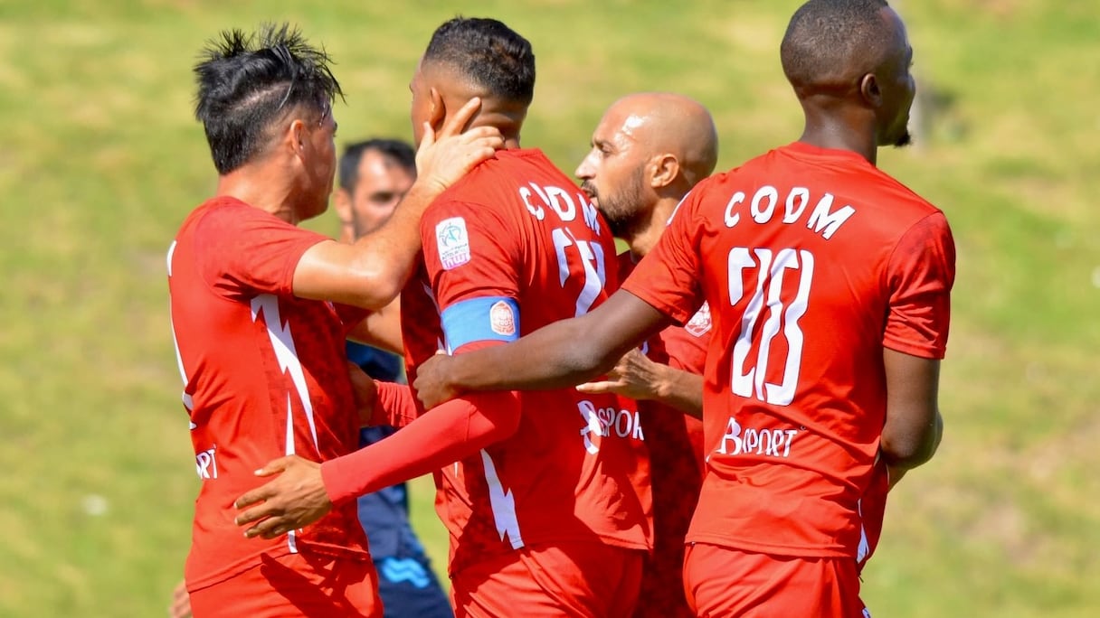 فرحة لاعبي النادي المكناسي بعد تسجيل الهدف