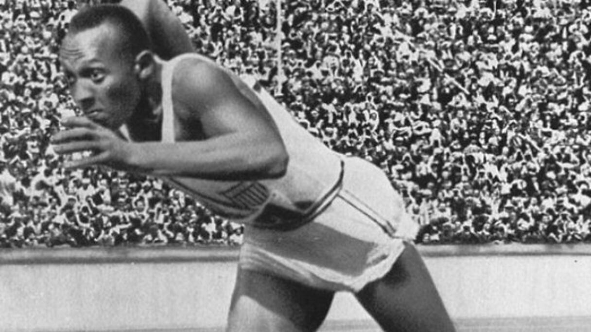 L'athlète américain Jesse Owens lors de sa finale du 100 m victorieuse aux JO de Berlin en 1936.