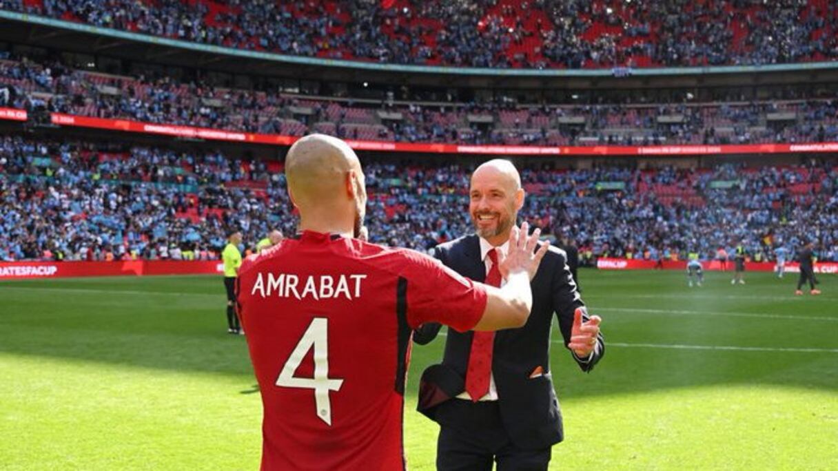 Sofyan Amrabat avec Ten Hag, entraineur de Man United