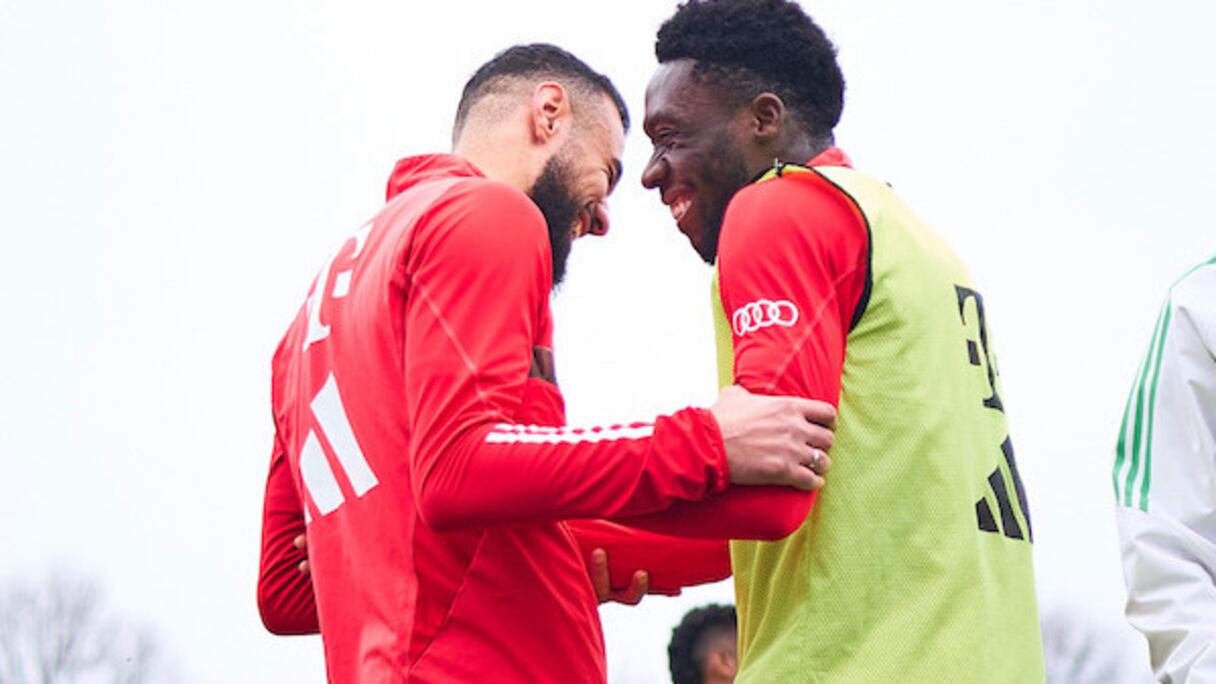 Noussair Mazraoui et Alphonso Davies à l’entrainement du Bayern, le 26 mars 2024.