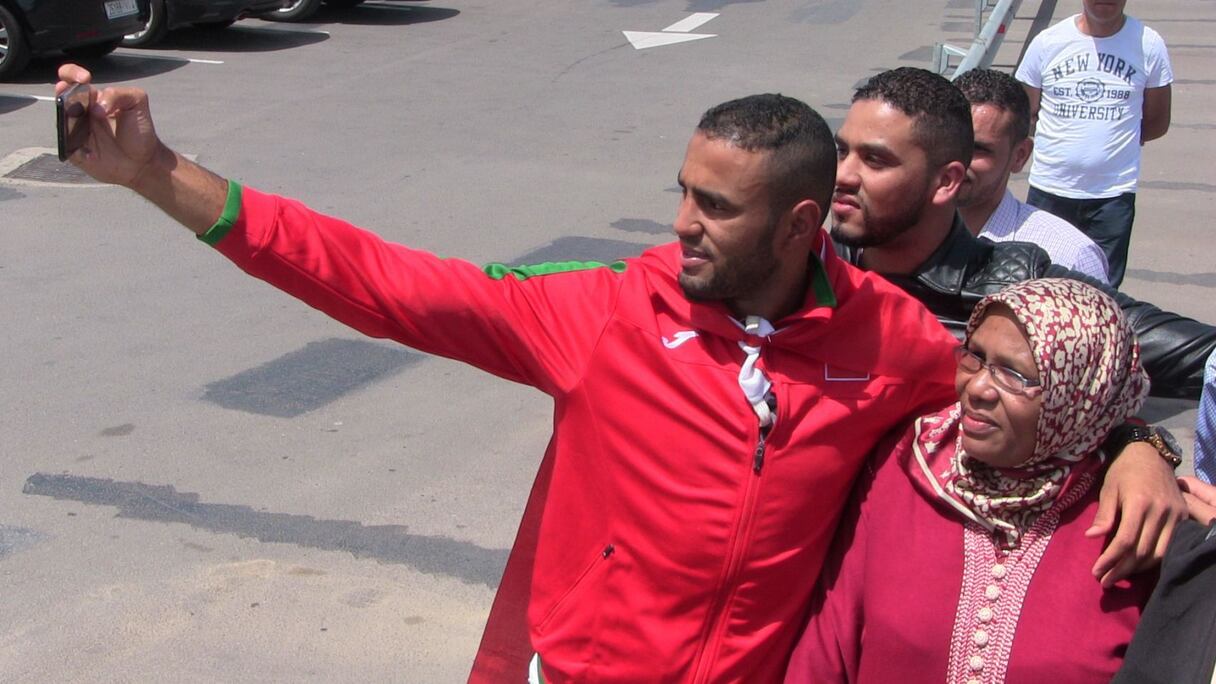 Le boxeur marocain Hassan Saâda en compagnie de sa mère