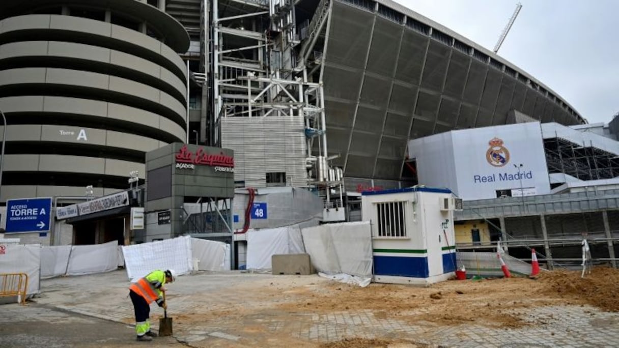 Un ouvrier sur le chantier de rénovation du stade Santiago-Bernabeu de Madrid le 14 avril 2020
