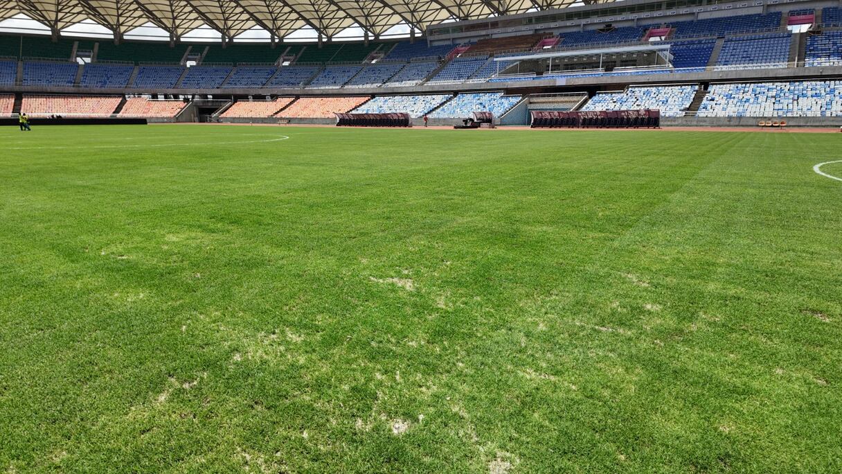 La pelouse du Benjamin Mkapa Stadium à la veille du match Tanzanie-Maroc.