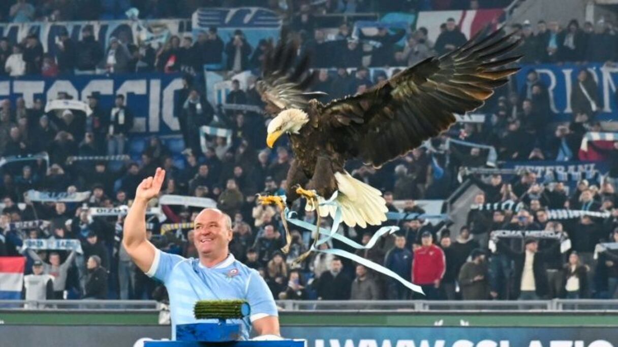 L'aigle mascotte de la Lazio Rome atterrit avant le choc de Serie A contre l'Inter Milan le 16 février 2020 au Stade olympique de la capitale italienne