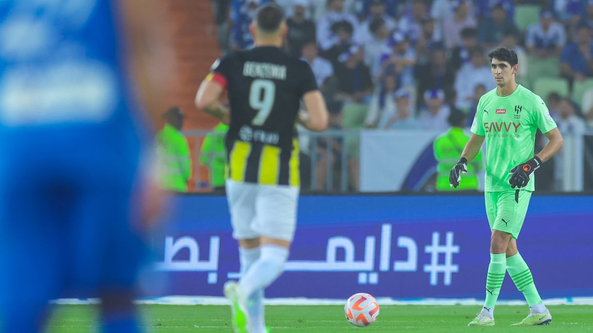 Yassine Bounou, gardien marocain d'Al Hilal, devant Karim Benzema, capitaine d'Al Ittihad, le vendredi 1er septembre 2023.