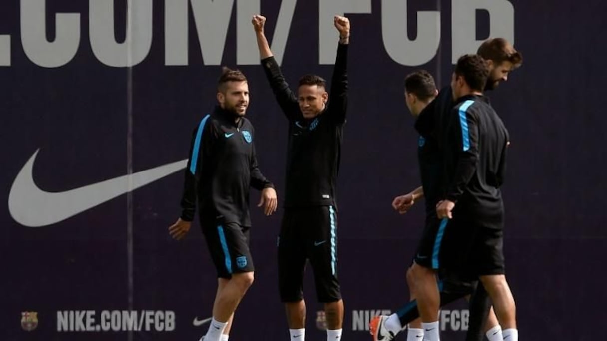Les joueurs du FC Barcelone, dont l'attaquant brésilien Neymar (2e g), lors d'un entraînement à Sant Joan Despi près de Barcelone.
