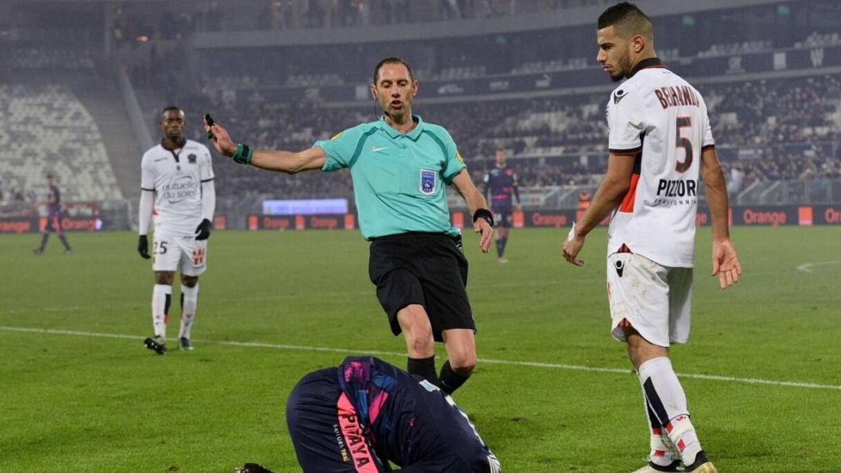 Younès Belhanda agressant un joueur de Bordeaux et écopant d'un carton rouge.