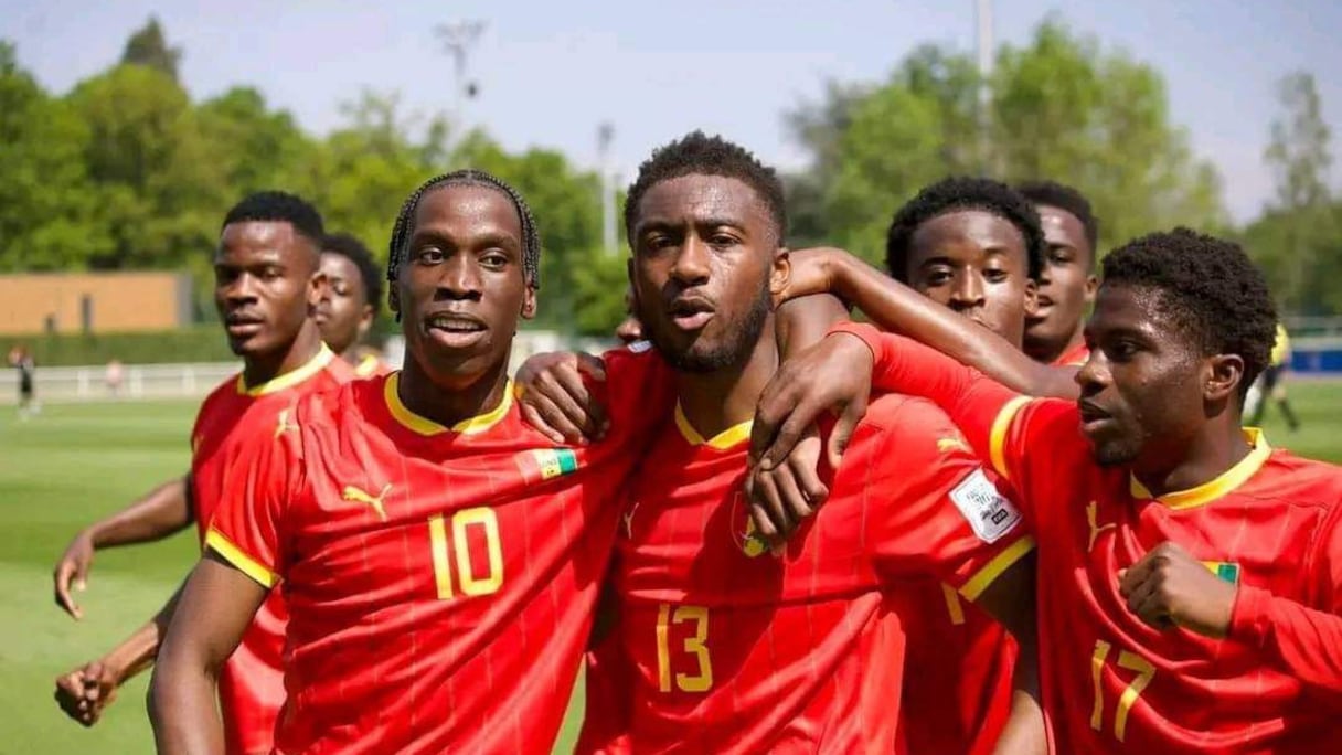 Les joueurs du Syli National U23 jubilant après la victoire face à l'Indonésie en match barrage intercontinental qualifiant pour les JO de Paris 2024