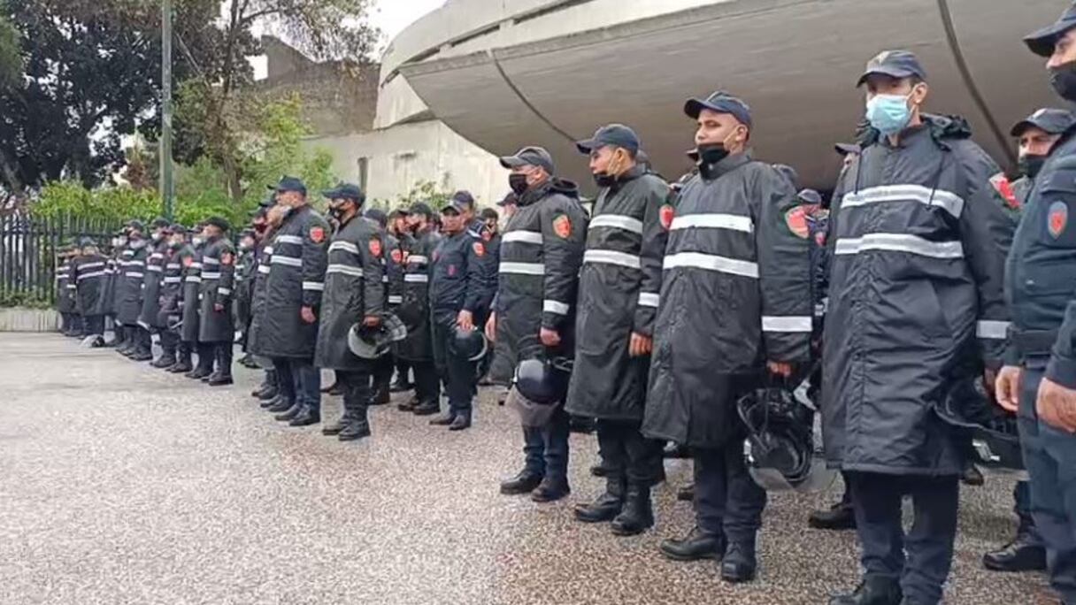 Des policiers aux abords du Complexe Mohammed V de Casablanca.