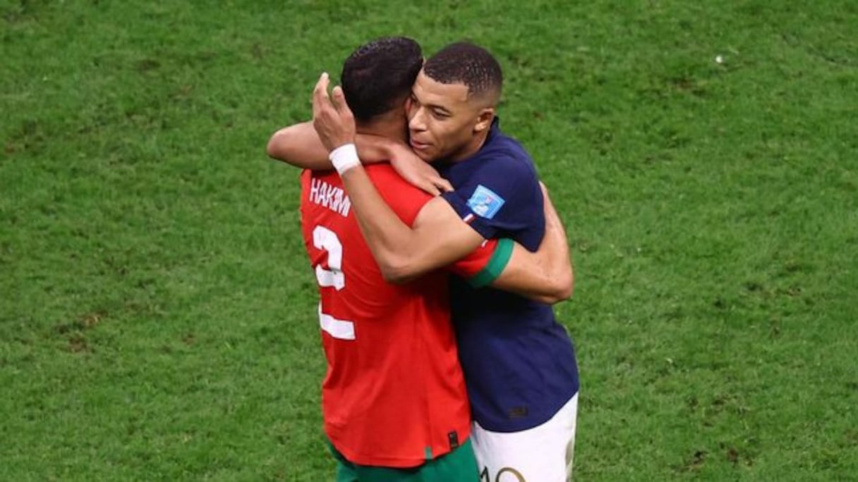 Achraf Hakimi et Kylian Mbappé à l'issue de la demi-finale du Mondial 2022, France-Maroc (2-0). L'image qui a fait le tour du monde.