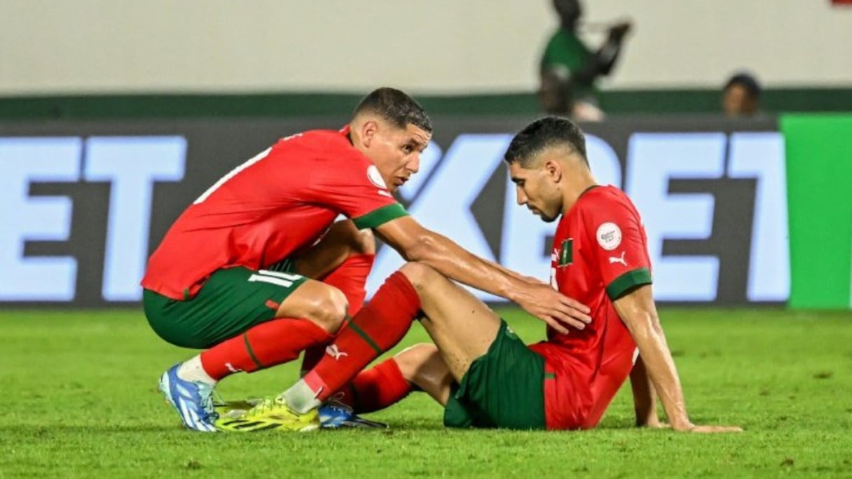 Amine Harit et Achraf Hakimi après la défaite contre l'Afrique du Sud, en huitièmes de finale de la CAN 2023, le 30 janvier 2024 à San Pedro (Côte d'Ivoire).