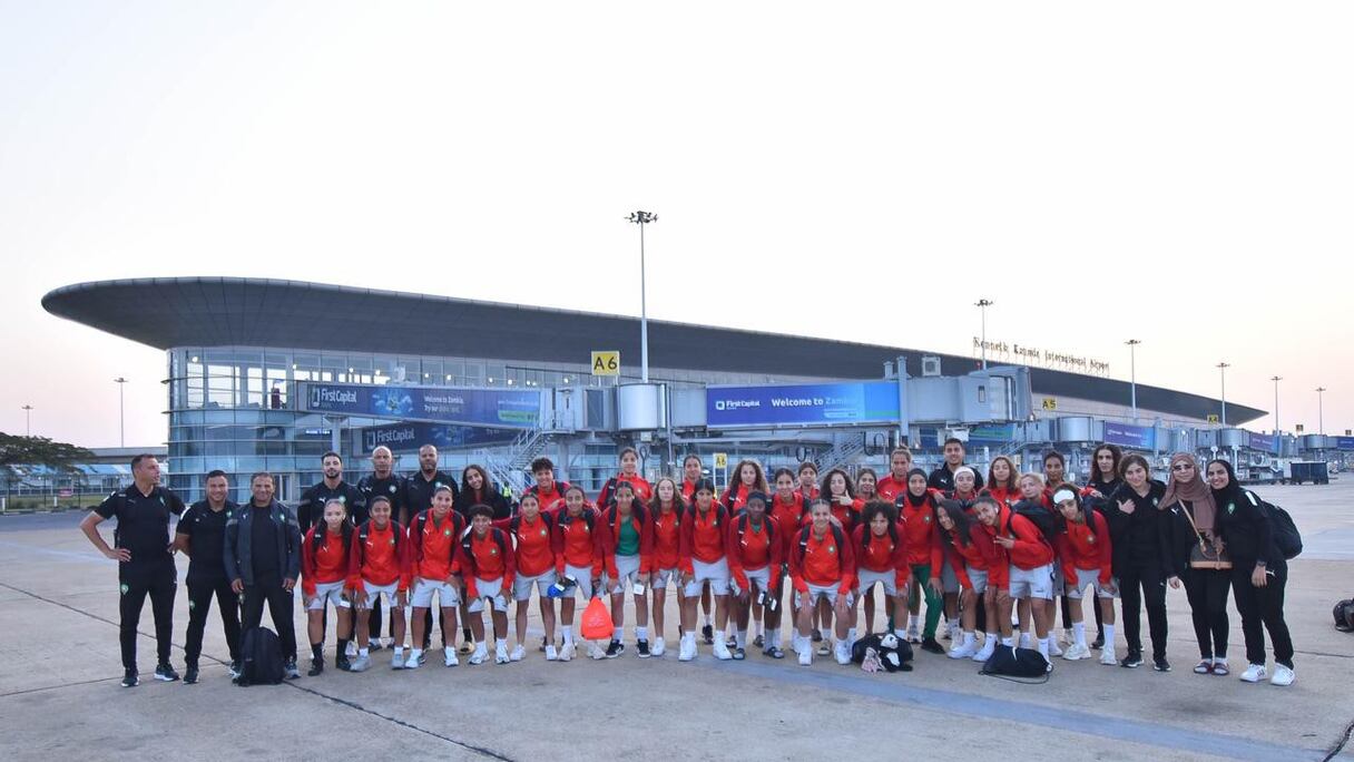 Les Lioncelles de l'Atlas U17 à l'aéroport de Lusaka