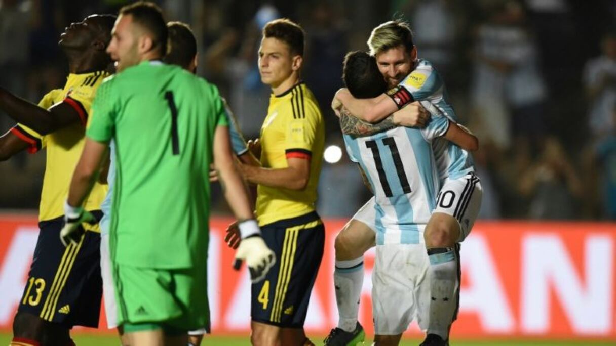 Les Argentins Lionel Messi et Angel Di Maria se congratulent lors du match remporté face à la Colombie, le 15 novembre 2016 à San Juan.
