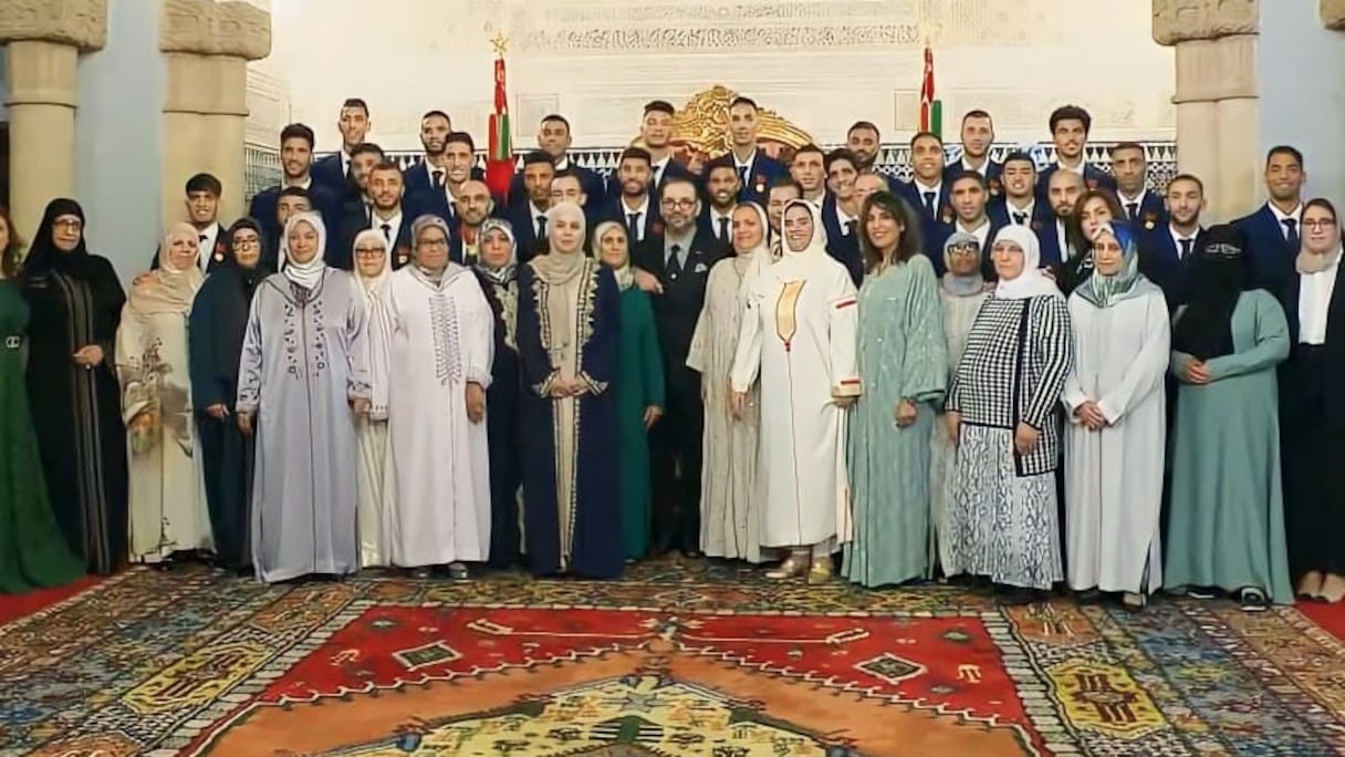 Le roi Mohammed VI, accompagné du prince héritier Moulay El Hassan et du prince Moulay Rachid, a reçu mardi 20 décembre 2022, au Palais royal à Rabat, les membres de l’équipe nationale de football et leurs mères.