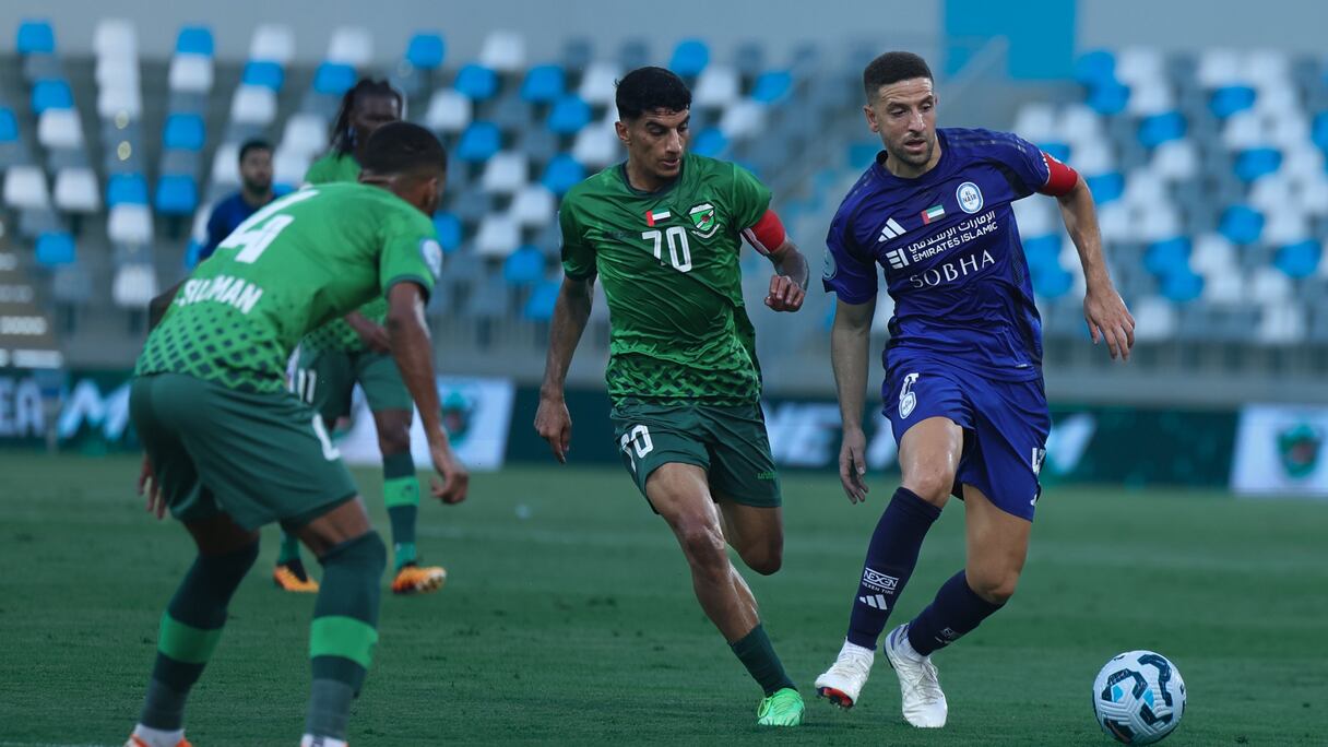 Le capitaine d'Al Nasr, Adel Taarabt contre Al Urroba, lors de la première journée de l'UAE League.