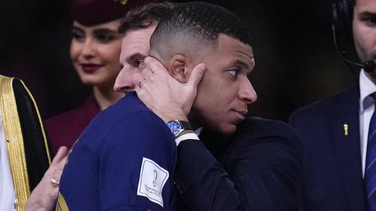 Kylian Mbappe est consolé par le président Emmanuel Macron, à la fin du match de la finale de la Coupe du monde entre l'Argentine et la France au stade de Lusail au Qatar, le 18 décembre 2022.