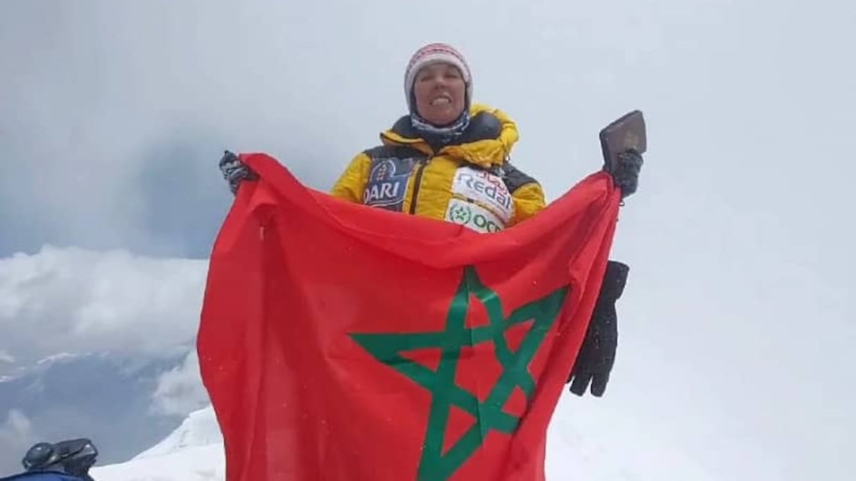L’aventurière et championne d’alpinisme marocaine, Bouchra Baibanou, a réussi à gravir, jeudi 28 avril 2022, le sommet de l’Annapurna dans l’Himalaya, qui culmine à 8.091 mètres.