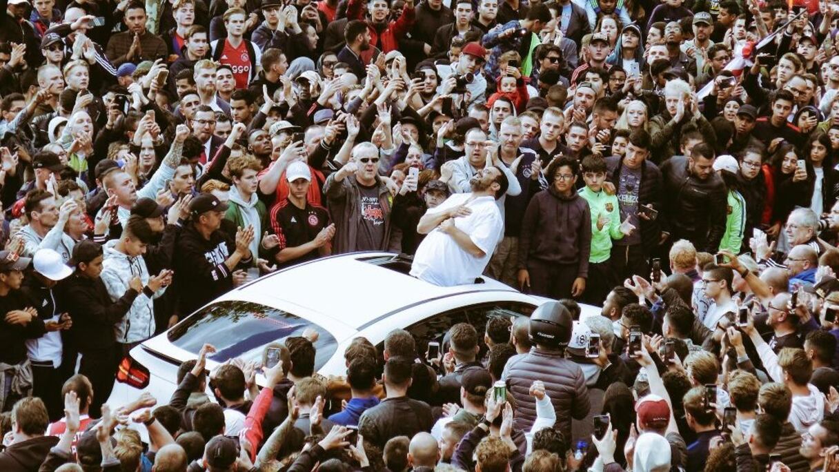 Le père d'Abdelhak Nouri, ému par la foule venue soutenir son fils à l'hôpital