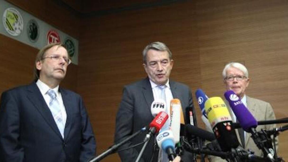 Wolfgang Niersbach (c), alors président de la Fédération allemande de football (DFB), en conférence de presse, le 9 novembre 2015 à Francfort.