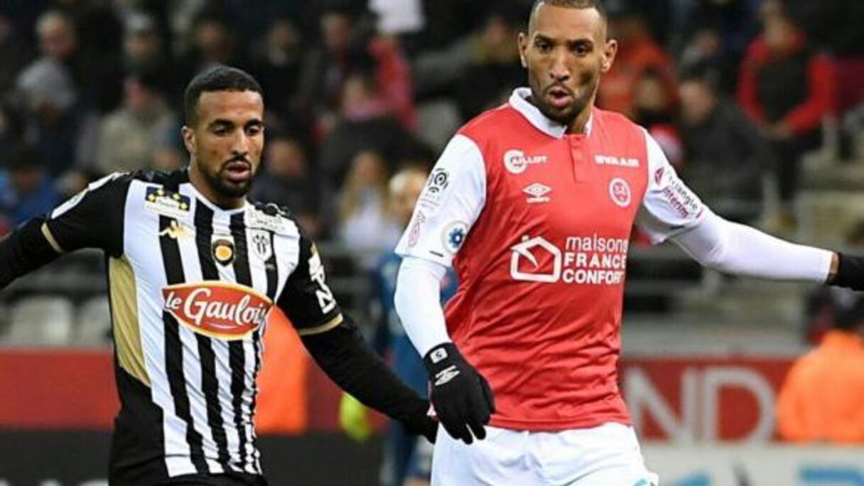 Rachid Alioui (à gauche) en plein duel contre Yunis Abdelhamid.