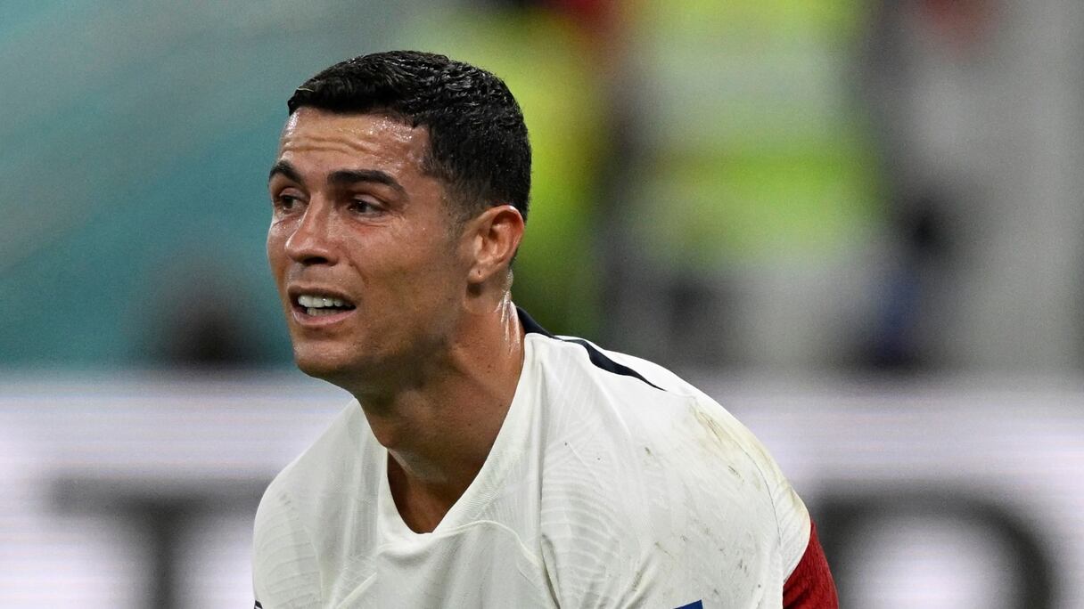 Cristiano Ronaldo en pleurs après l'élimination du Portugal aux mains du Maroc (1-0), ce samedi 10 décembre, en quarts de finale de la Coupe du Monde 2022.