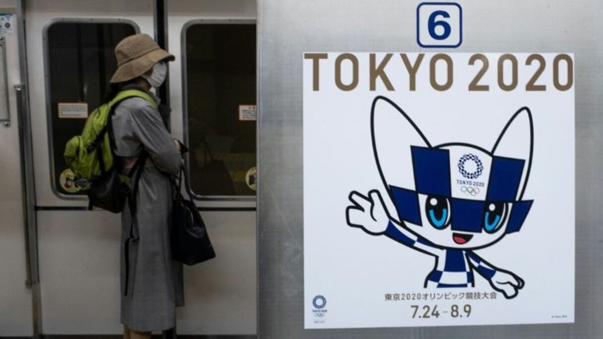 Un spectateur du Tour de France agite un drapeau français au bord d'une route du Tour de France le 26 juillet 2019 entre Saint-Jean-de-Maurienne and Tignes.